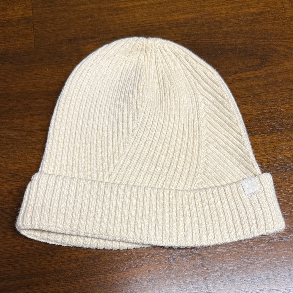 Lululemon Twist Knit Beanie Color Heathered White Opal Wool
